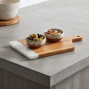 Tabla de Cortar de Madera Premium con Borde de Mármol y Orificio para Colgar - Product Image 3
