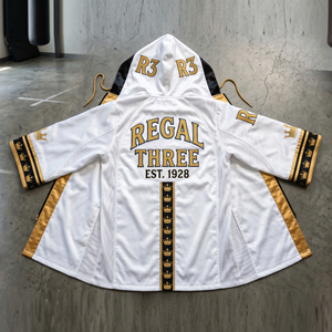 Bata de Boxeo Regal Three Negra con Bordado Dorado, Bata con Capucha para Hombres, Ropa de Artes Marciales, Bata 100% Poliéster, Diseño de Campeón - Product Image 6