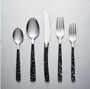 Ensemble de couverts modernes en acier inoxydable avec poignées noires à pois, finition miroir haute brillance, compatible lave-vaisselle, ensemble de 5 pièces - Product Image 1