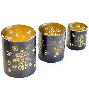 Ensemble de 3 bougeoirs ronds en fer avec revêtement intérieur en or et extérieur en poudre noire fini pour la décoration intérieure - Product Image 1