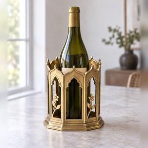Support à bouteille de vin en laiton fait main, style Jali, manchon de bouteille perforé, style marocain, décoration de bar, présentoir à vin - Product Image 1
