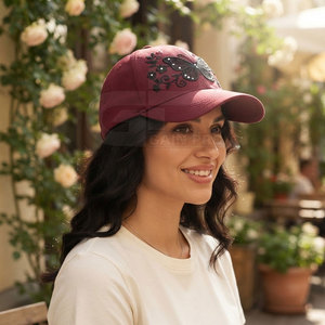 Casquette de baseball unique pour femme en dentelle avec détails floraux décoratifs en strass, panneaux en dentelle élégants, fermeture tendance, accessoire de mode pour la tête - Product Image 4