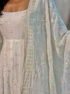 Robe Anarkali élégante de style moderne pour femmes, parfaite pour les occasions spéciales et les festivals. - Product Image 4