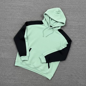Sudadera con capucha oversize para hombre, estilo casual de invierno, con paneles de color, bolsillos canguro, bordado y personalización del color del panel 100% - Product Image 4