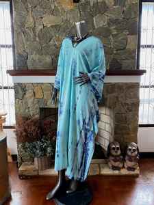 Robe caftan en rayonne tie-dye Shibori turquoise, style bohème, coupe décontractée, idéale pour la plage et les vacances d'été - Product Image 3