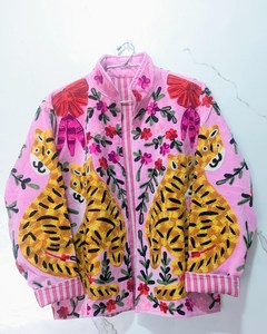 Chaqueta Varsity para Mujer, Diseño Suzani, Bordado a Mano, Reversible, de Terciopelo, con Tigre Dorado y Flores, Color Rosa Bebé - Product Image 3