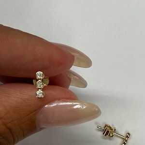 Pendientes de barra vertical recta de oro de 14k y 18k con diamantes cultivados en laboratorio, pequeños, minimalistas, con engaste de triple bisel, mini, con cierre a presión, del fabricante. - Product Image 4