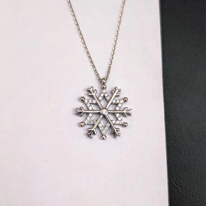 Collar con Colgante de Diamante Cultivado en Laboratorio con Forma de Copo de Nieve en Oro Blanco - Product Image 1