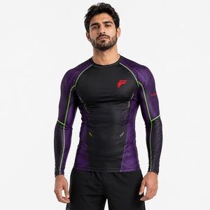 Rashguard de qualité pour homme, conçu avec un tissu extensible léger, coupe confortable et performance durable pour les activités quotidiennes. - Product Image 1