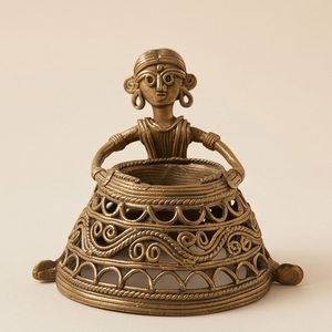 Figura de mujer tribal Dhokra hecha a mano de latón de primera calidad, puede usarse como portavelas, organizador de escritorio o artículo decorativo. - Product Image 4
