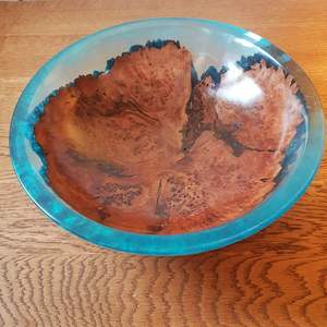 Bol en résine époxy et bois d'acacia fait main haut de gamme avec une construction durable, sans BPA, surface élégante et brillante pour un usage domestique - Product Image 2