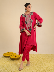Conjunto de Kurta Rojo Amayra de Seda Satinada Tejida, Elegante, con Mangas Acampanadas y Cuello Mandarín, para Bodas, Diwali y Fiestas - Product Image 1