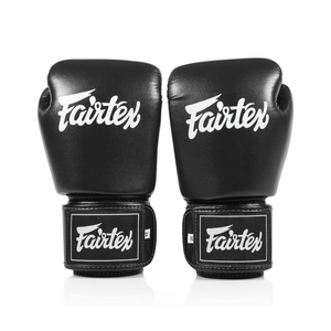Guantes de Boxeo Fairtex Profesionales de Muay Thai, Más Vendidos, Correa Ajustable, Totalmente Negros, para Entrenamiento y Sparring, de Cuero Genuino - Product Image 1