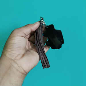 Llavero artesanal de cuerno de búfalo con borla de cuero, llavero natural hecho a mano al mejor precio - Product Image 5