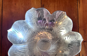 Plateau décoratif vintage en métal argenté en forme de fleur, avec centre gravé en feuille et pétales, pour la décoration intérieure - Product Image 5