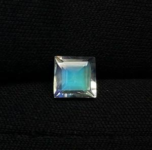 Pierre de lune arc-en-ciel de Madagascar naturelle facettée de 5 mm, taille carrée. - Product Image 1