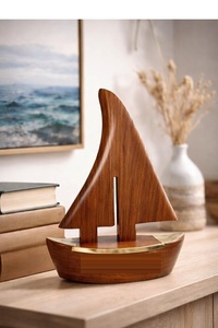 Décoration artisanale en bois sculpté en forme de voilier - Product Image 2