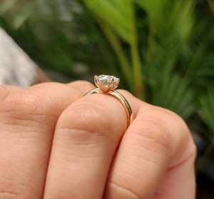 Elegante anillo de diamante solitario ovalado brillante con banda pulida y refinada, joyería fina de lujo para compromiso o aniversario. - Product Image 6