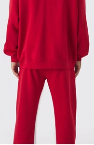 Ensemble de survêtement rouge oversize pour homme – Streetwear minimaliste décontracté avec sweat à capuche en molleton et pantalon de jogging coupe décontractée – Tenue confortable - Product Image 2