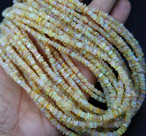 Perles d'opale éthiopienne naturelle multicolore, opale à reflets multiples, en forme de copeaux lisses, environ. 4 MM à 3 MM, longueur de 16 pouces - Product Image 1