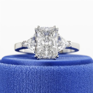 Bague de fiançailles de luxe en or 14K/18K avec trois diamants de laboratoire taille radiant de 3 carats, certifiée IGI, pour mariage - Product Image 1