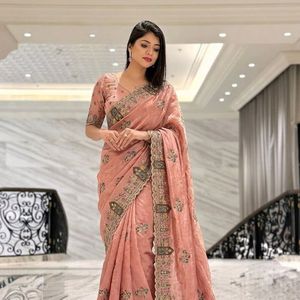 Sari en soie premium avec broderie Butta, bordure ajourée et travail Zarkan, idéal pour les mariages - Product Image 4