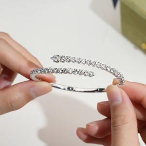 Brazalete Abierto con Corazón de Diamantes Cultivados en Laboratorio en Oro Blanco de 14K, Joyería Fina Romántica - Product Image 5