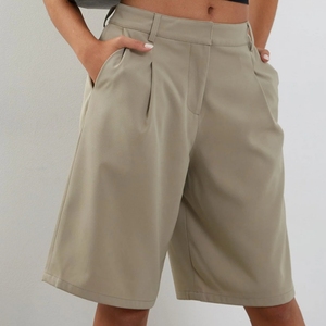 Shorts Bermuda kaki taille haute pour femme avec poches et bottes noires hautes jusqu'aux genoux - Product Image 4