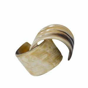 Bracelet manchette large en corne de buffle naturelle polie, fait main, écologique, thème animalier, artisanat - Product Image 3