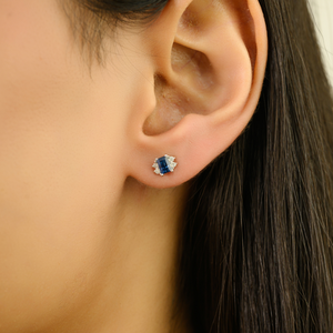 ต่างหูเพชรพลอยทรงแปดเหลี่ยมคุณภาพสูงสีน้ำเงินและเพชรทรงกลมแบบมินิมอล ขนาดเล็ก ทองคำขาวแท้ 14K - Product Image 2