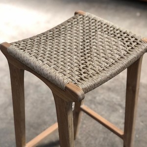 Tabouret de bar scandinave en teck massif avec assise en rotin tressé naturel, dossier bas, chaise de comptoir pour hôtel, café, restaurant - Product Image 5