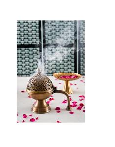 Quemador de incienso decorativo de metal que realza el estilo interior con una rica difusión de aroma oriental para una hospitalidad inolvidable. - Product Image 1