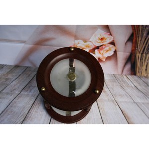 Sablier traditionnel en bois avec verre givré et cadre orné pour la décoration intérieure - Product Image 2