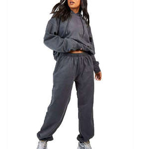 Ensemble sweat à capuche court et pantalon de survêtement pour femme – Tenue décontractée deux pièces en tissu doux, coupe décontractée, idéale pour le quotidien et le streetwear - Product Image 1