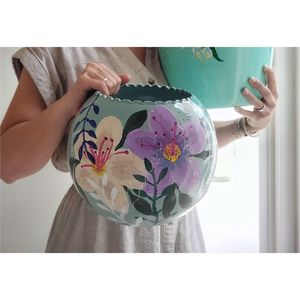 Florero Decorativo de Metal con Diseño Floral Pintado a Mano, Centro de Mesa Artístico Único para Decoración del Hogar, Florero de Estilo Lujoso - Product Image 5