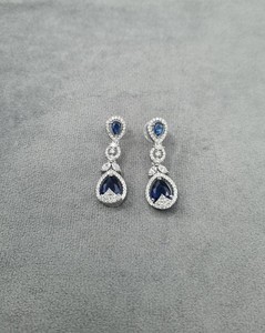 Boucles d'oreilles de créateur en pierre taille poire, diamant américain, élégantes, en argent et plaqué rhodium, pour réceptions et soirées, vente en gros - Product Image 4