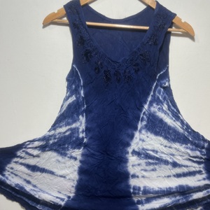 เสื้อทูนิคสไตล์โบฮีเมียนสีครามแบบย้อมสีแบบไทได สำหรับผู้หญิง คอทรงโอ แขนกุด คลาสสิก |   ชุดเดรสลำลองทรงหลวมสำหรับฤดูร้อน - Product Image 1