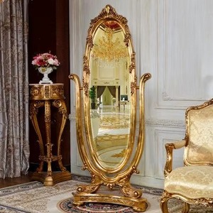 Espejo de metal de estilo victoriano con hermosos detalles ornamentales cuidadosamente seleccionados que aumenta el valor estético de tu hogar. - Product Image 1