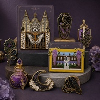 Maßgefertigter vergoldeter Gothic-Architektur-Emaille-Pin, Kathedrale und Herrenhaus Blumen-Metallabzeichen, Vintage-Souvenir-Brosche, OEM-Großhandel