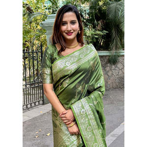 ผ้าซารีทอแบบ Banarasi สีเขียวลาย Mehandi ของ Elite Weaves ผลิตจากผ้าไหมเนื้อนุ่มและเส้นด้าย Zari เหมาะสำหรับชุดราตรี - Product Image 4