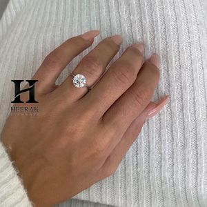 Bague de fiançailles solitaire classique en diamant de laboratoire taille brillant rond, or blanc 14 carats, 4 griffes, pour femme - Product Image 5