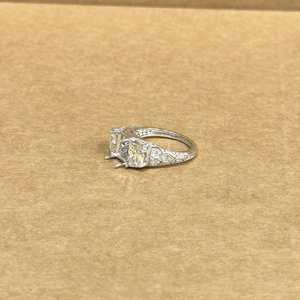 แหวนทองคำขาว 14KT แบบคลาสสิก ประดับเพชรแล็บโกรว์ทรงครึ่งวงกลม 1.96 กะรัต พร้อมเพชร LGD ตรงกลาง ดีไซน์หรูหรา เหมาะสำหรับงานเลี้ยง - Product Image 1