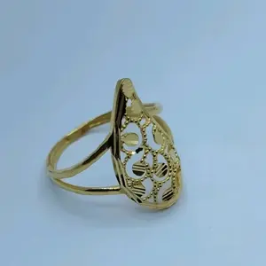 Anillo Vintage de Filigrana en Tono Oro 22k, Diseño Ovalado Calado, Joyería Elegante Retro para Mujer - Product Image 1