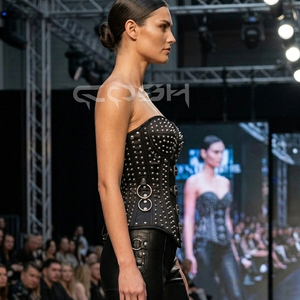 Corset gothique noir en cuir premium avec armatures en acier, décorations cloutées style heavy metal et accents latéraux en anneaux en O - Product Image 5