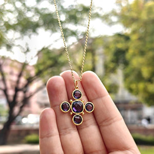 Collier pendentif de créateur en améthyste violette taillée en chevron, avec chaîne en laiton plaqué or 18 carats - Product Image 5