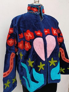 เสื้อโค้ทสีน้ำเงินกรมท่า ตกแต่งด้วยลายปักดอกไม้รูปหัวใจด้วยเทคนิค Punch Needle อย่างประณีต ดึงดูดสายตาด้วยดีไซน์ลายดอกไม้รูปหัวใจแบบนามธรรม - Product Image 4