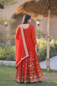 ชุดเดรสยาวแบบ Anarkali ผ้าจอร์เจตต์ปักลายสีส้ม ประดับด้วยงานปักเลื่อม Zari แขนยาวเต็มตัว สำหรับผู้หญิง - Product Image 5