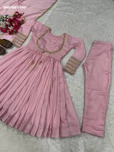 Hermoso traje Anarkali de seda Nc Vichitra con encaje dorado, listo para usar, de manga larga, conjunto de pantalón y dupatta, exportador indio. - Product Image 3