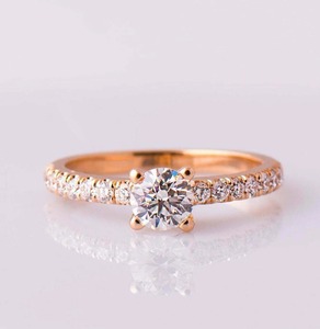 Anillo de Compromiso de Moissanita Chapado en Oro Rosa AFAR JEWELS, Corte Brillante, Estilo Halo, Engaste de Garras, Banda de Lujo para Regalo de Boda o Fiesta - Product Image 2