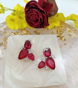 Pendientes de tuerca chapados en oro de alta calidad con circonita esmeralda talla pera, de aleación, modernos, para mujer, joyería de boda y ocasiones especiales. - Product Image 1